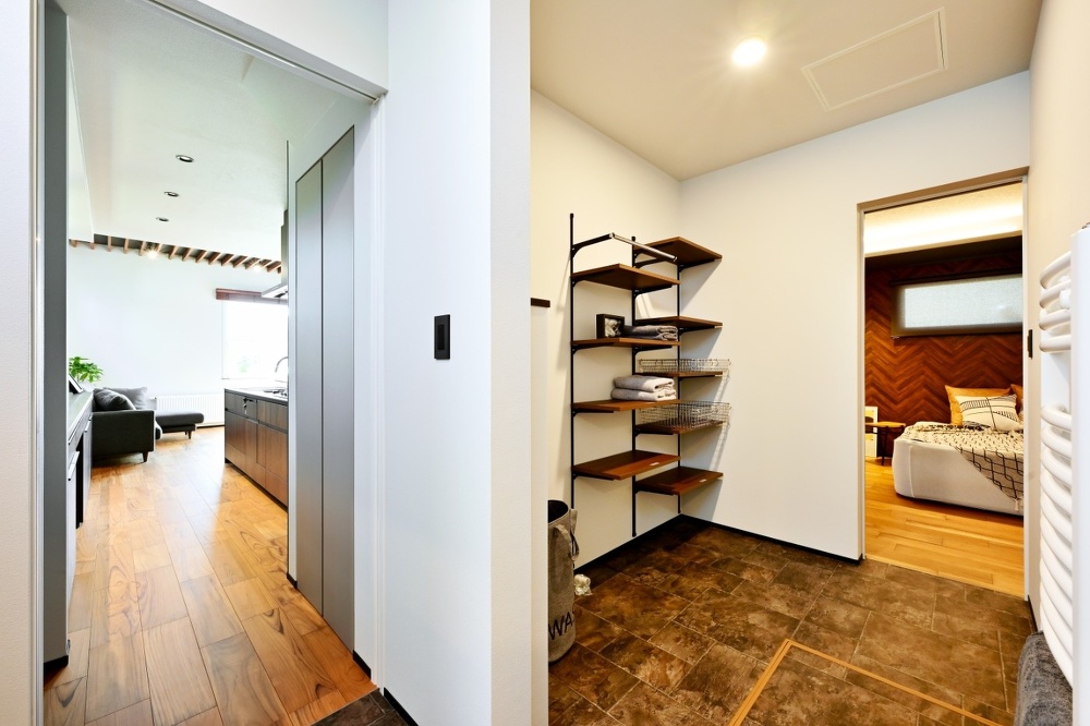 旭川｜リノベーションモデルハウス｜㈱石山工務店｜完成見学会 ・オープンハウス情報｜販売中｜平屋感覚＋ヴィンテージの『mature model』大人の空間｜中古住宅｜旭川市東光_寝室から洗面・バス、LDKへつながるホテルライクで使い勝手のよい回遊動線