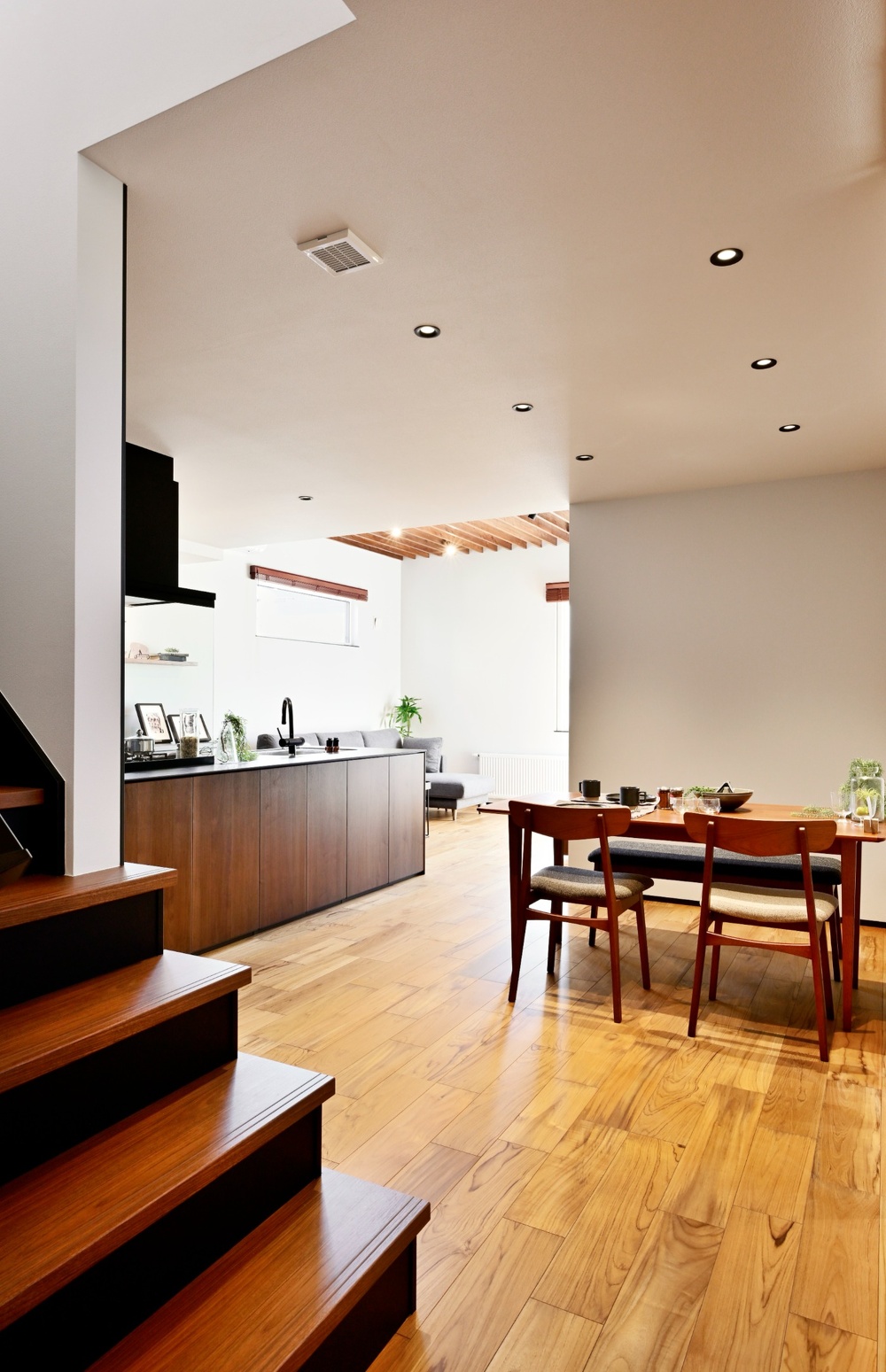 旭川｜戸建て｜モデルハウス(販売中)｜中古リノベーション施工事例｜石山工務店_平屋感覚＋ヴィンテージの『mature model』大人の空間_ダイニングキッチン。