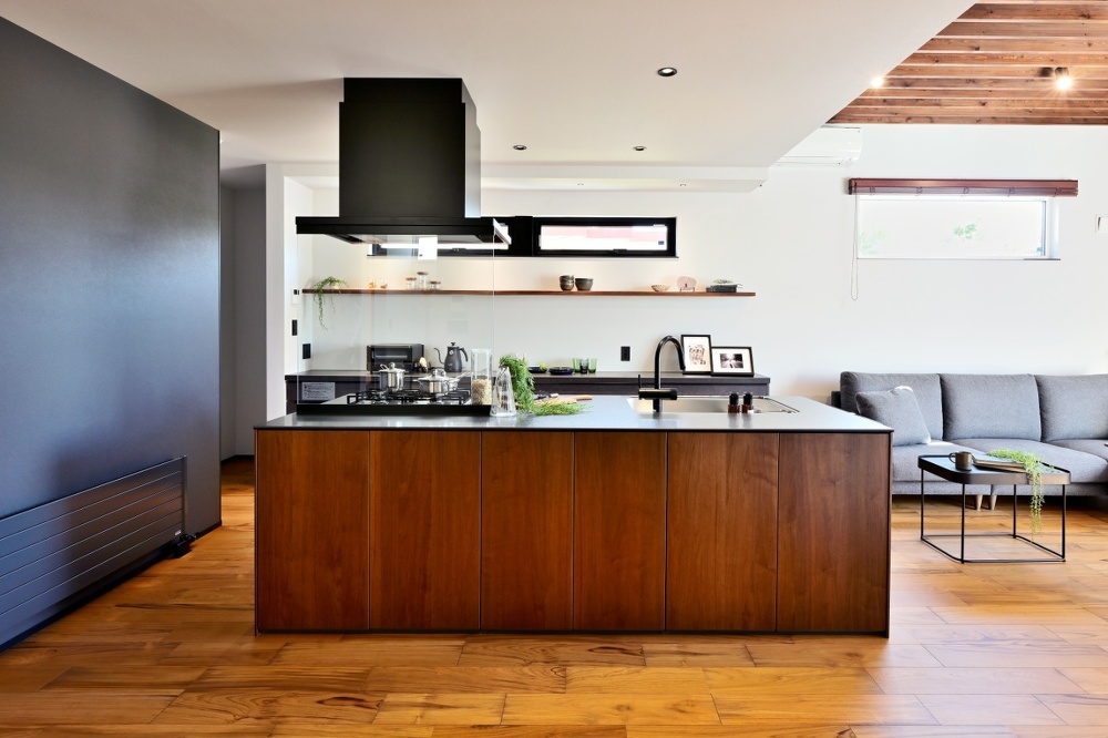 旭川｜リノベーションモデルハウス｜㈱石山工務店｜完成見学会 ・オープンハウス情報｜販売中｜平屋感覚＋ヴィンテージの『mature model』大人の空間｜中古住宅｜旭川市東光_チークとウォールナットの木質感とセラミック天板。高級感あふれる大人のキッチン。LIXILリシェル