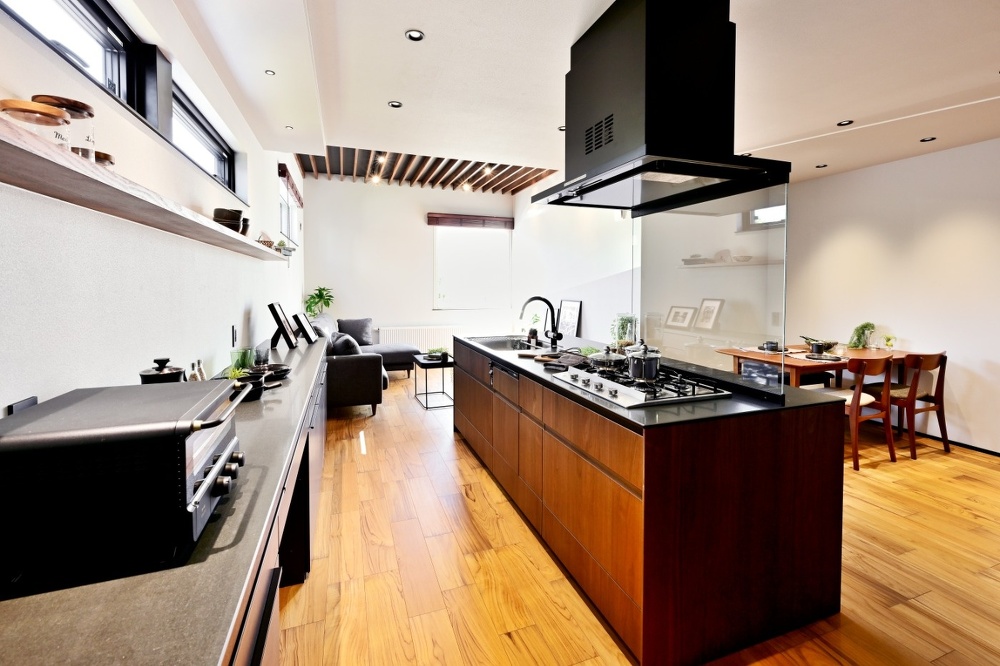 旭川｜リノベーションモデルハウス｜㈱石山工務店｜完成見学会 ・オープンハウス情報｜販売中｜平屋感覚＋ヴィンテージの『mature model』大人の空間｜中古住宅｜旭川市東光_キッチン裏のカウンターも本体と合わせたセラミックを使用