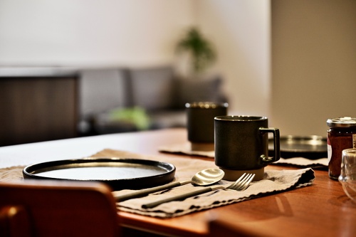 旭川｜戸建て｜モデルハウス(販売中)｜中古リノベーション施工事例｜石山工務店_平屋感覚＋ヴィンテージの『mature model』大人の空間_ダイニングテーブル