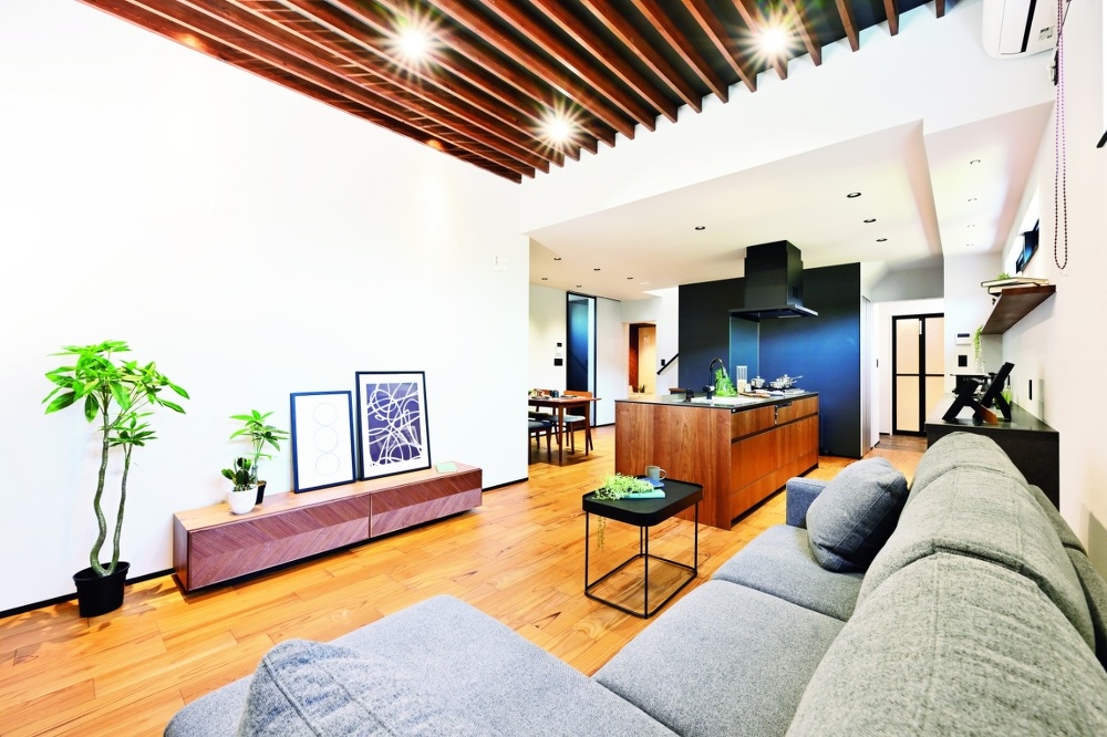 旭川｜リノベーションモデルハウス｜㈱石山工務店｜完成見学会 ・オープンハウス情報｜販売中｜平屋感覚＋ヴィンテージの『mature model』大人の空間｜中古住宅｜旭川市東光_リビングと一体のダイニングキッチン