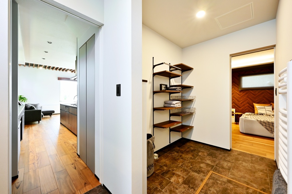 旭川｜戸建て｜モデルハウス(販売中)｜中古リノベーション施工事例｜石山工務店_平屋感覚＋ヴィンテージの『mature model』大人の空間_寝室と水回りが隣接するホテルライクで便利な回遊動線