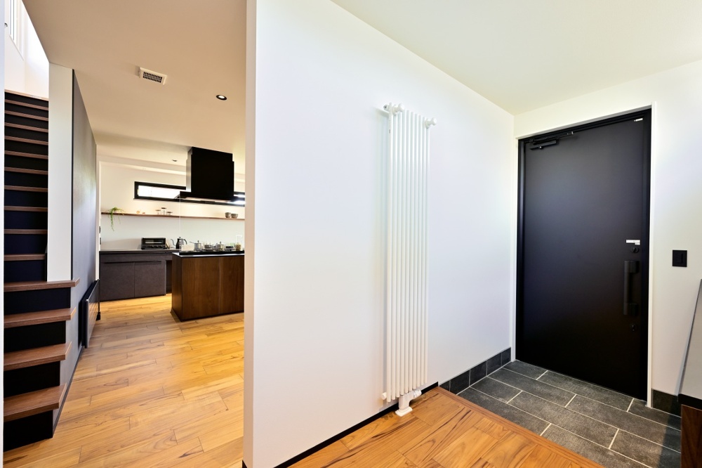 旭川｜戸建て｜モデルハウス(販売中)｜中古リノベーション施工事例｜石山工務店_平屋感覚＋ヴィンテージの『mature model』大人の空間_ドアや巾木、窓台にも黒を使った大人の玄関