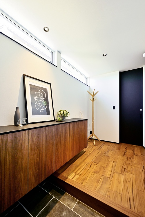 旭川｜戸建て｜モデルハウス(販売中)｜中古リノベーション施工事例｜石山工務店_平屋感覚＋ヴィンテージの『mature model』大人の空間_落ち着きのあるシックな色遣いの玄関