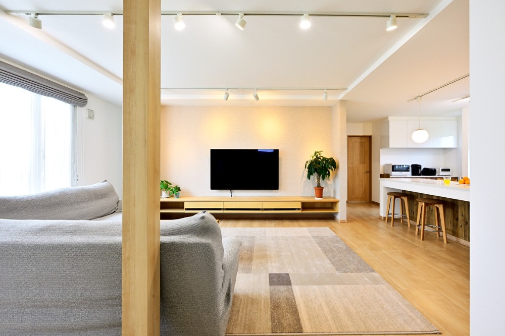 旭川｜中古戸建てリノベーション事例｜東陽AP㈱｜リノベーション・リフォーム施工会社_抜けない柱を送セントにしたリビング