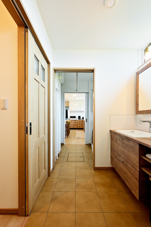 旭川｜中古戸建てリノベーション事例｜東陽AP㈱｜リノベーション・リフォーム施工会社_玄関からキッチン・リビングへとつながる回遊動線