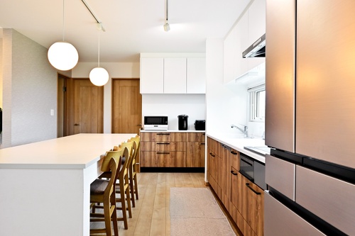 旭川｜中古戸建てリノベーション事例｜東陽AP㈱｜リノベーション・リフォーム施工会社_キッチン上部のキャビネットは白、下のキャビネットは木調で