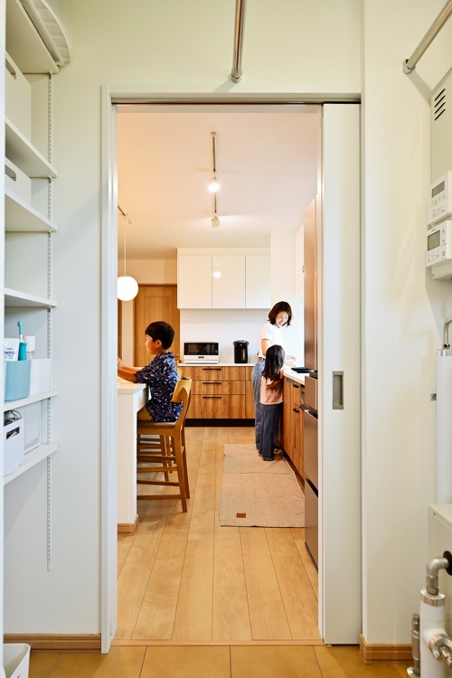 旭川｜中古戸建てリノベーション事例｜東陽AP㈱｜リノベーション・リフォーム施工会社_扉を閉めると生活感を出さないですむユーティリティ