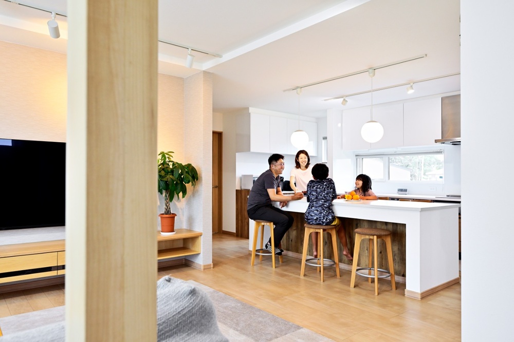 旭川｜中古戸建てリノベーション事例｜東陽AP㈱｜リノベーション・リフォーム施工会社_キッチンの造作作業台兼ダイニングテーブル