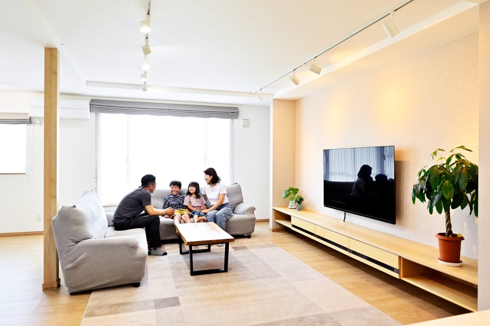 旭川｜中古戸建てリノベーション事例｜東陽AP㈱｜リノベーション・リフォーム施工会社_大きなテレビが小さく見えるリビング