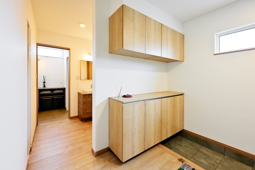 旭川｜中古戸建てリノベーション事例｜東陽AP㈱｜リノベーション・リフォーム施工会社_玄関からトイレ、ユーティリティと続く動線