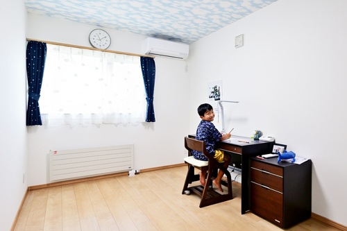 旭川｜中古戸建てリノベーション事例｜東陽AP㈱｜リノベーション・リフォーム施工会社_息子さんの部屋の天井は、飛行機が好きなので雲の柄に