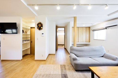 旭川｜中古戸建てリノベーション事例｜東陽AP㈱｜リノベーション・リフォーム施工会社_リビングからサブリビングと玄関方向