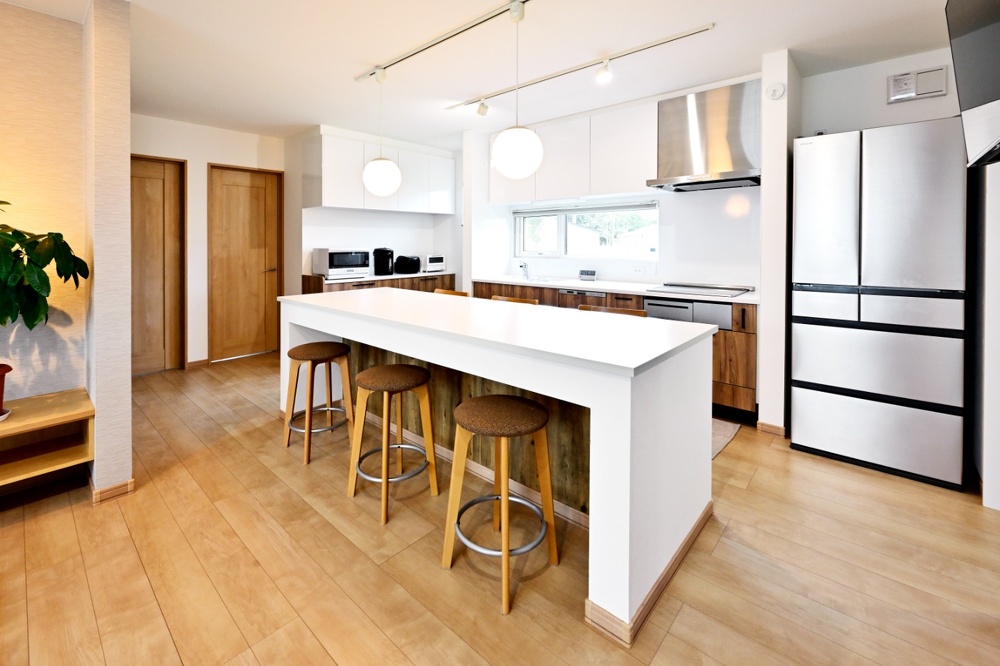 旭川｜中古戸建てリノベーション事例｜東陽AP㈱｜リノベーション・リフォーム施工会社_作業台としても使える造作ダイニングテーブル