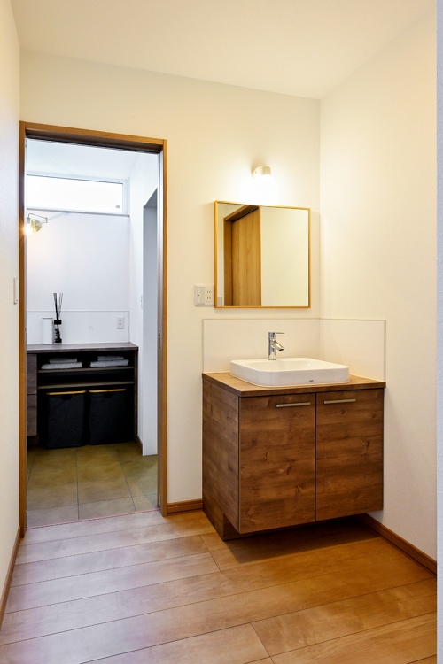 旭川｜中古戸建てリノベーション事例｜東陽AP㈱｜リノベーション・リフォーム施工会社_トイレの外につくった洗面は、帰宅時にサブの洗面としても使えます