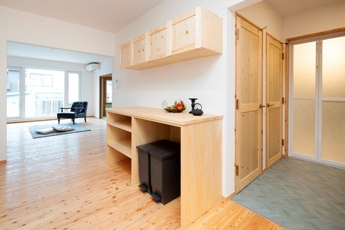 手前のドアは階下のガレージに、奥のドアは玄関ホールにつながっています。回遊動線上のドアはここだけで、開け放てば自由にグルグル回れます