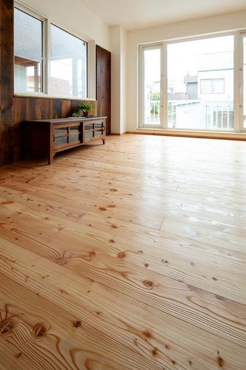 古材で仕上げた壁が目を奪うリビング。床はカサシマ・オリジナルの道産カラマツ無垢材。年輪の凹凸感が足触りのいい浮造り仕上げです