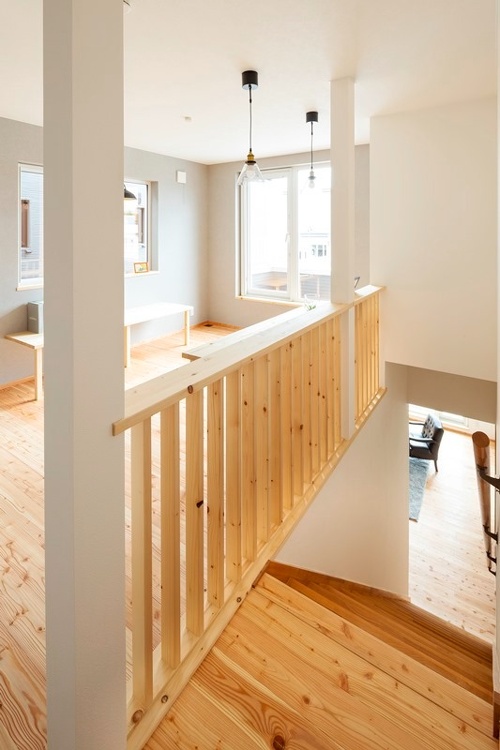 2階のオープンスペースは、主に読書家の奥さまが使う「広い書斎」。開放的な空間にしたいと、階段に面した手すり部分も壁ではなく格子状にしてもらいました