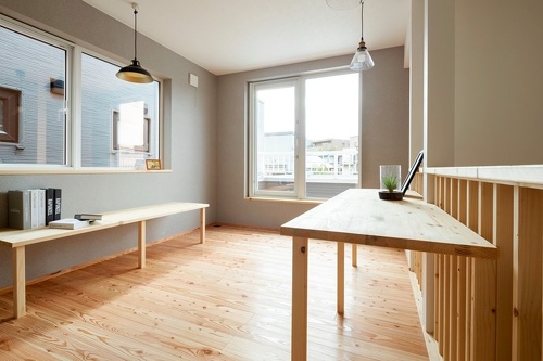 M邸の壁は白基調ですが、2階の書斎はカフェイメージを意識してグレーのクロスを選びました