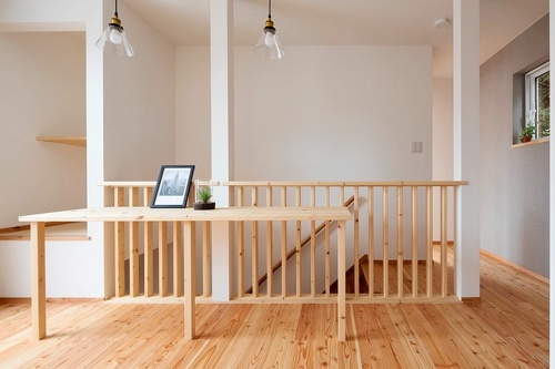 日差しもたっぷり入る上に階段スペースとも開放的につながる明るい2階書斎。写真のカウンターのほか、ベンチも造作してもらいました