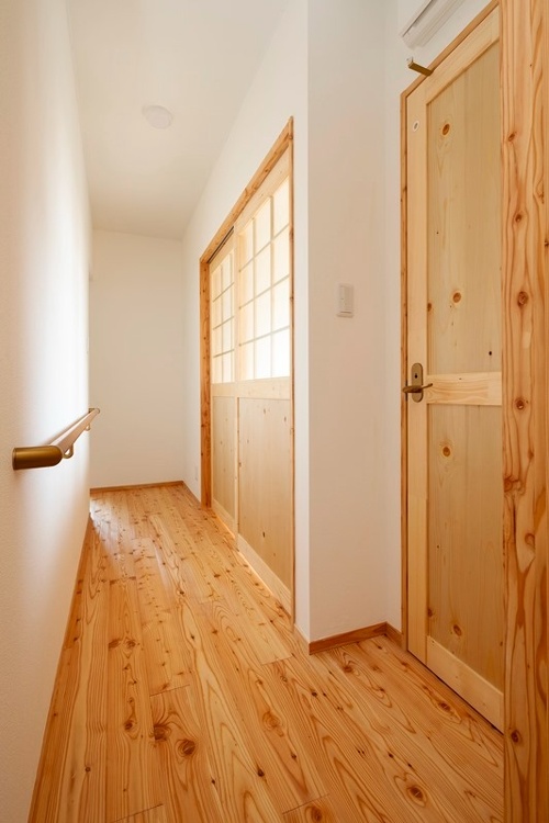 ガラス入りの引き戸からもれる光が優しく温かく。どこにいても、ご夫妻が求めていた「木を感じられる暮らし」が味わえるM邸です