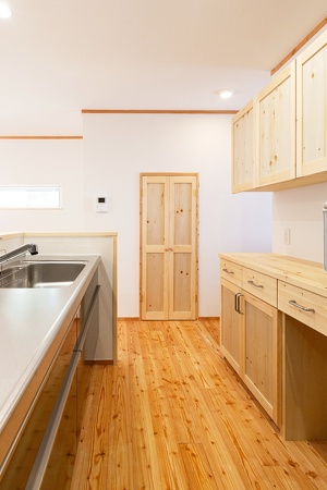 階段下収納の扉も造作