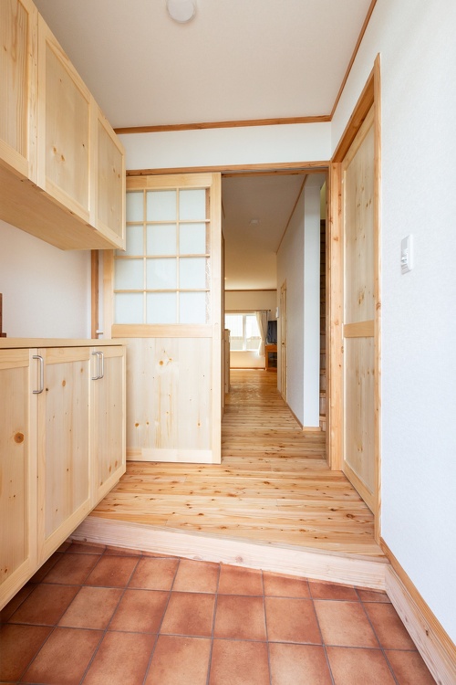 玄関収納も北海道産無垢材で造作