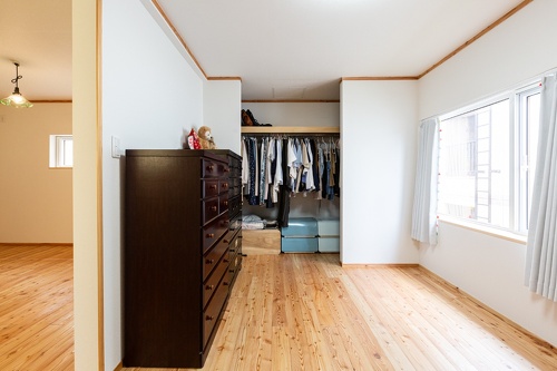 2階のクローゼットは使い勝手よく扉なしに