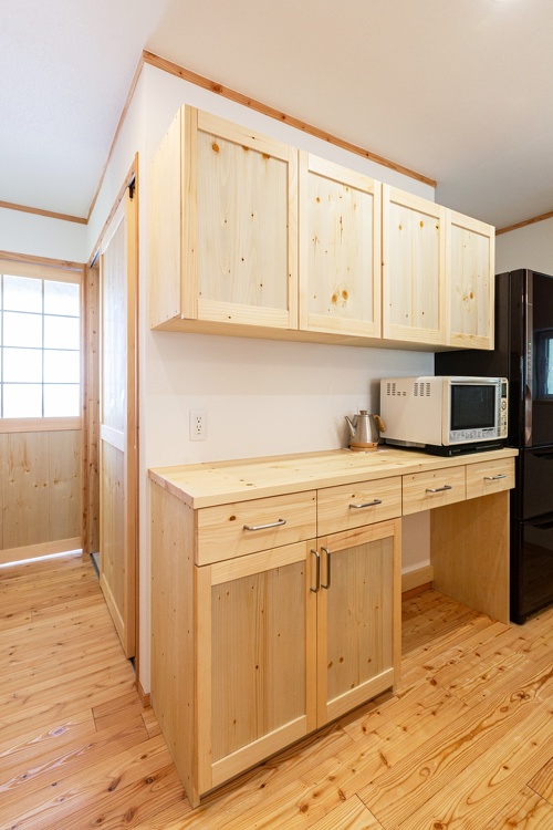 北海道産トドマツを使ったキッチンの造作キャビネット