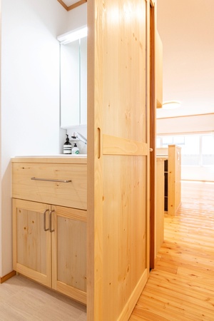 洗面台も北海道産無垢材を使って造作