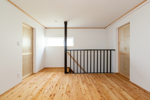 2階の床も北海道産トドマツの無垢材を使用。手すりは既存のものをアクセントに活用