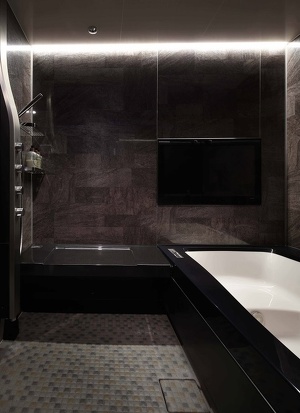 浴室もスパのような高級感、大きなTVも設置