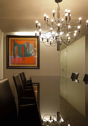 Hermèsのスカーフを空間に合うように額装し、シックな空間に