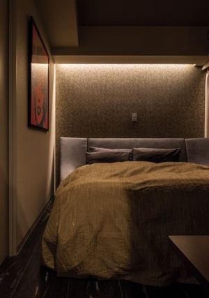 間接照明やウォーホルのリトグラフが大人びた空間を演出する主寝室