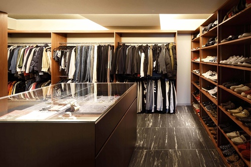 高級ブティックのようなオーダーメイドのショーケース。下部にはブランドの空箱も収納できるように設計