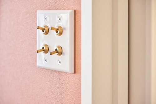 札幌｜中古マンションリノベーション事例｜㈱ライフスタイル｜リノベーション・リフォーム施工会社_お手本はパリのアパルトマンのようなマイホーム_陶製プレートの照明スイッチ