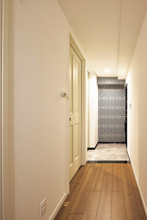 札幌｜中古マンションリノベーション事例｜㈱ライフスタイル｜リノベーション・リフォーム施工会社_お手本はパリのアパルトマンのようなマイホーム_玄関へ続く廊下