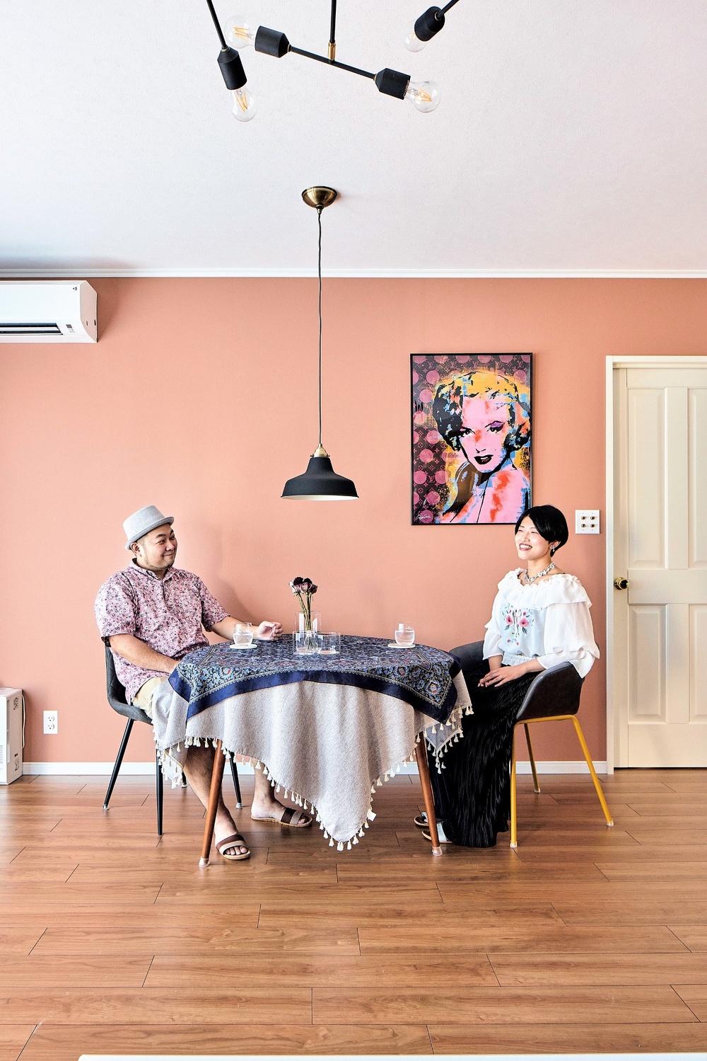 札幌｜中古マンションリノベーション事例｜㈱ライフスタイル｜リノベーション・リフォーム施工会社_お手本はパリのアパルトマンのようなマイホーム_リビング・ダイニングの壁はおしゃれなスモーキーピンク