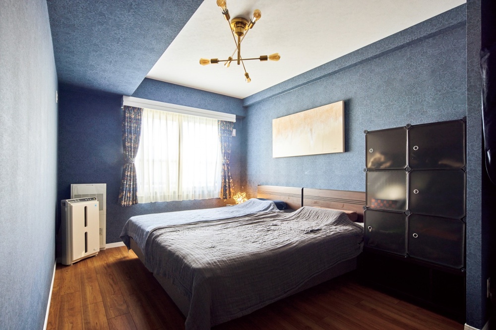 札幌｜中古マンションリノベーション事例｜㈱ライフスタイル｜リノベーション・リフォーム施工会社_お手本はパリのアパルトマンのようなマイホーム_シックなブルーの壁紙を使った寝室