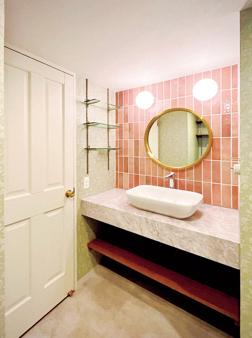 札幌｜中古マンションリノベーション事例｜㈱ライフスタイル｜リノベーション・リフォーム施工会社_お手本はパリのアパルトマンのようなマイホーム_ピンクのタイルを使った少し高めの造作洗面