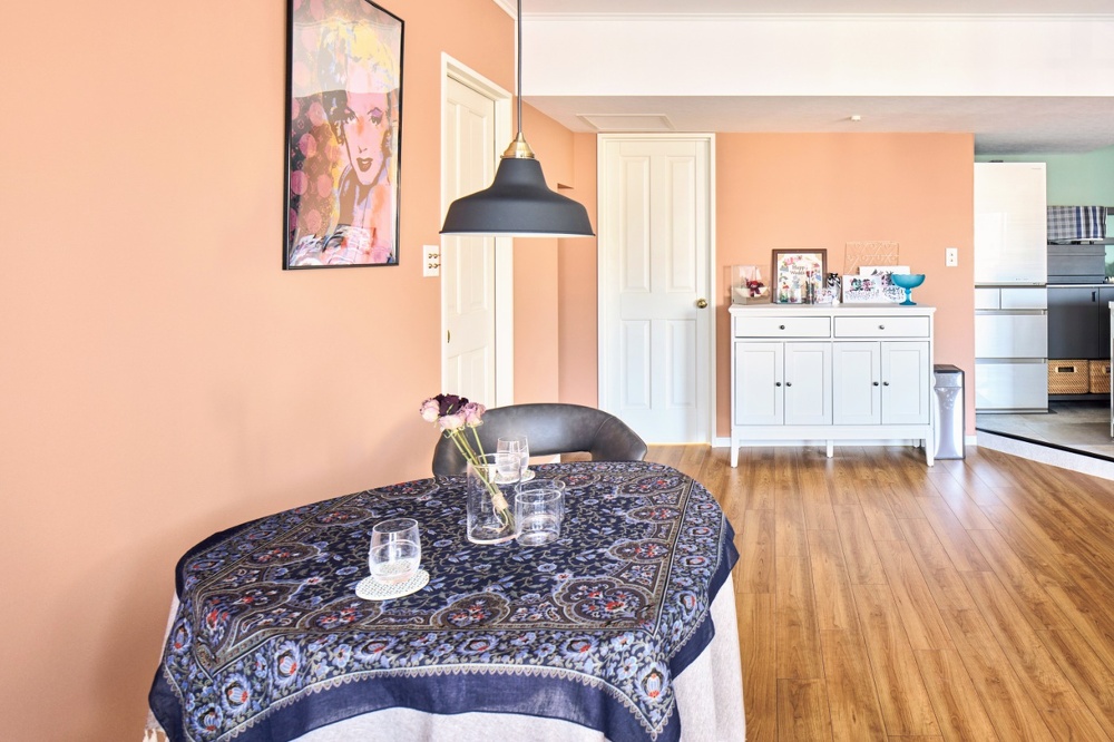 札幌｜リノベーション・リフォーム施工会社｜ライフスタイル｜中古マンションリノベーション事例_お手本はパリのアパルトマンのようなマイホーム_｜㈱ライフスタイル_スモーキーピンクの壁に立体的な装飾が施された白い無垢の室内ドアや真鍮のドアノブ