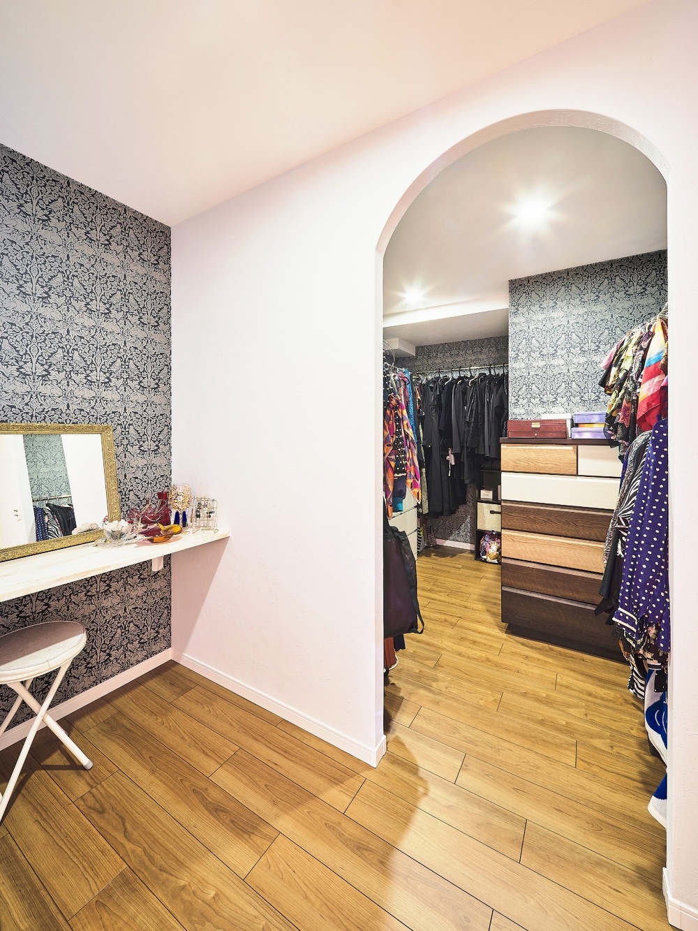 札幌｜中古マンションリノベーション事例｜㈱ライフスタイル｜リノベーション・リフォーム施工会社_お手本はパリのアパルトマンのようなマイホーム_1部屋を使った洋服コレクションの収納クローゼット