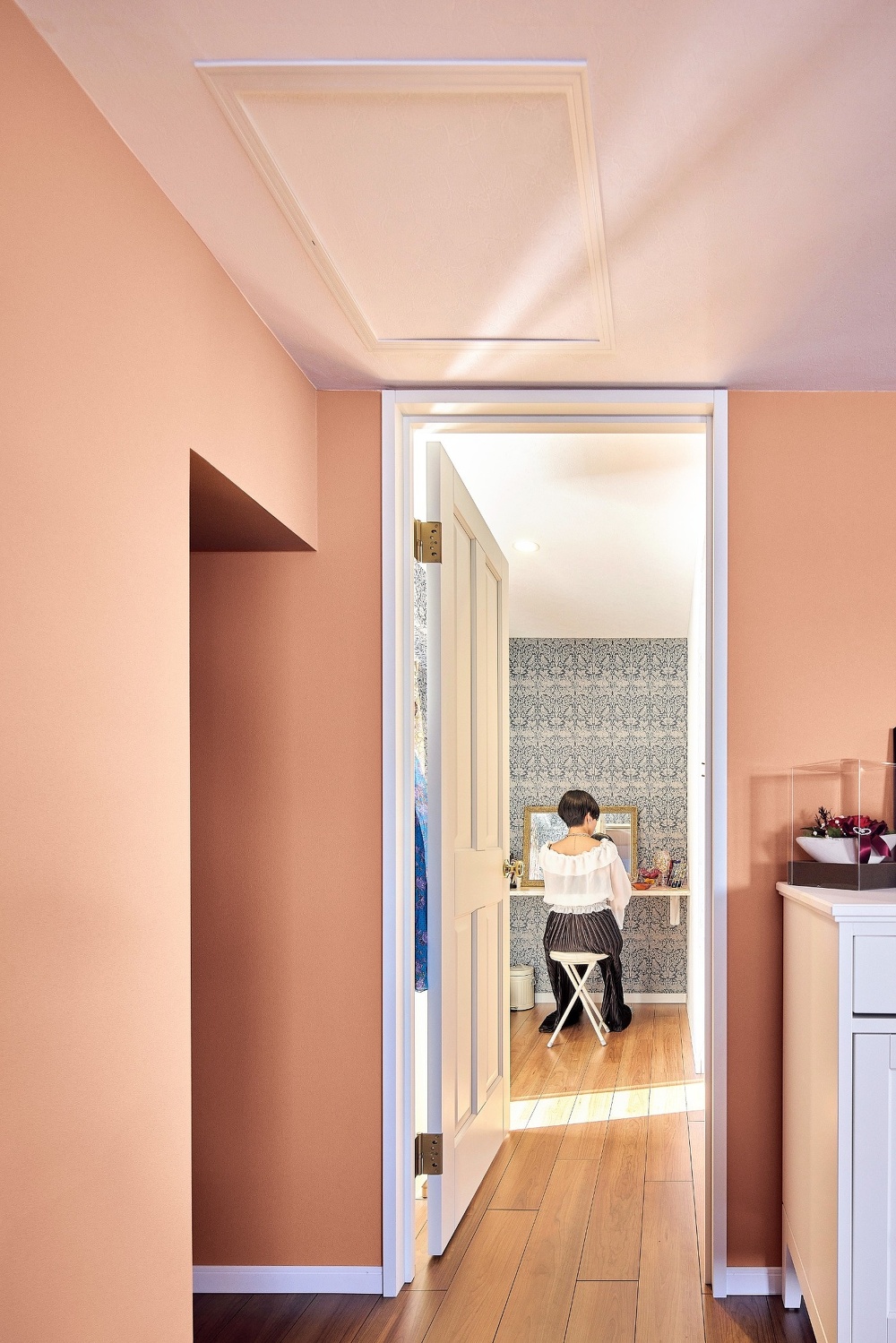 札幌｜中古マンションリノベーション事例｜㈱ライフスタイル｜リノベーション・リフォーム施工会社_お手本はパリのアパルトマンのようなマイホーム_リビングの奥の化粧スペース、メイク用カウンター