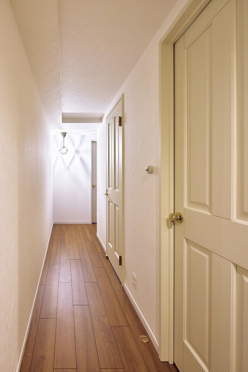 札幌｜中古マンションリノベーション事例｜㈱ライフスタイル｜リノベーション・リフォーム施工会社_お手本はパリのアパルトマンのようなマイホーム_おしゃれな白いドアに真鍮のドアノブ