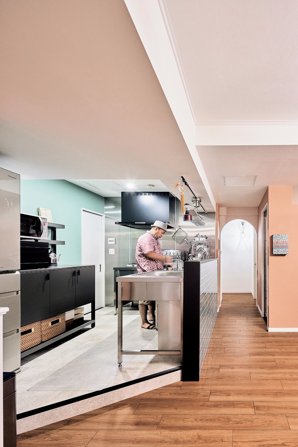 札幌｜中古マンションリノベーション事例｜㈱ライフスタイル｜リノベーション・リフォーム施工会社_お手本はパリのアパルトマンのようなマイホーム_向きを変えたキッチン。プロの厨房のような仕上がり