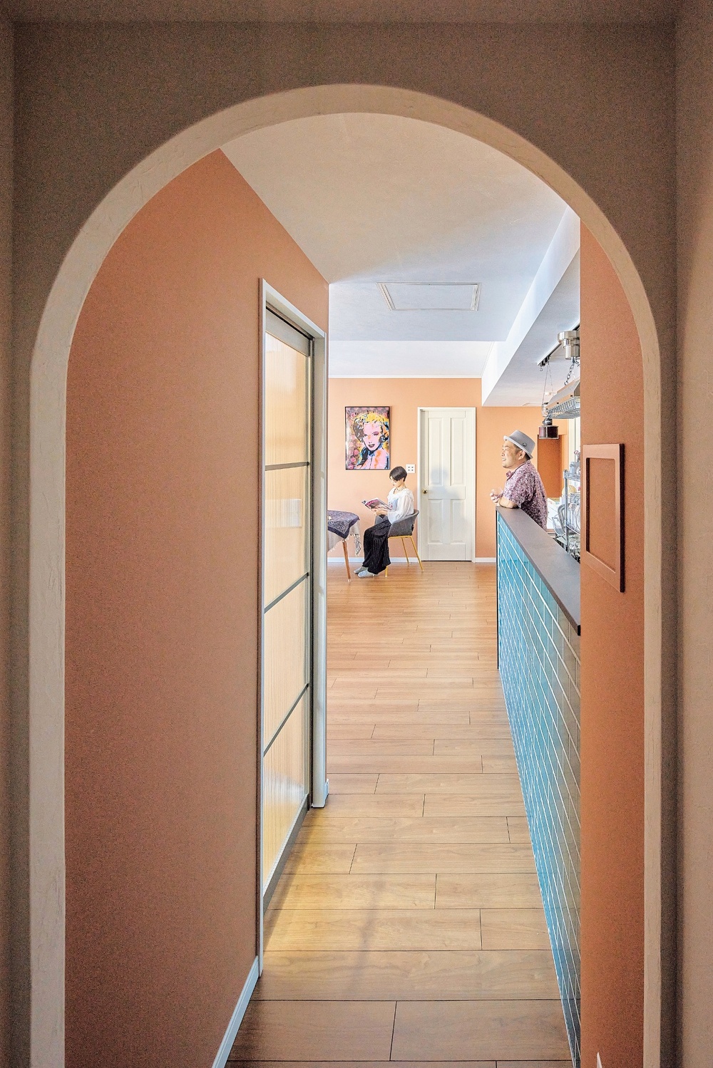 札幌｜中古マンションリノベーション事例｜㈱ライフスタイル｜リノベーション・リフォーム施工会社_お手本はパリのアパルトマンのようなマイホーム_リビングの入り口はアールの付いたデザイン