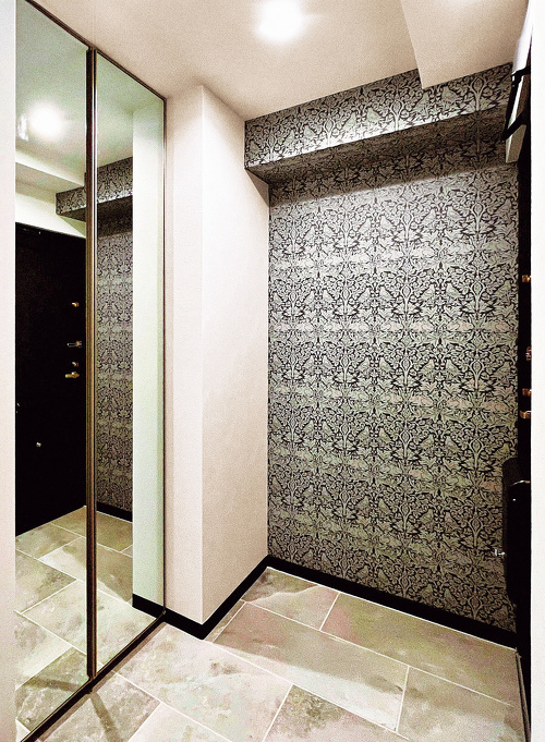 札幌｜中古マンションリノベーション事例｜㈱ライフスタイル｜リノベーション・リフォーム施工会社_お手本はパリのアパルトマンのようなマイホーム_全面ミラーの玄関収納の扉