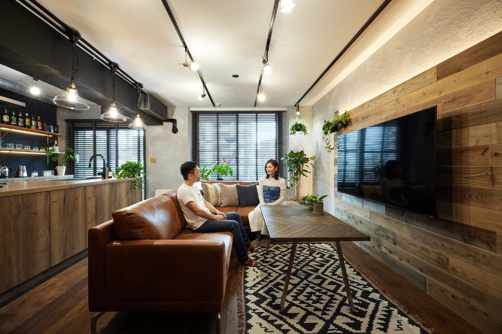 天井はコンクリート現しのペイント仕上げ、壁のウッドパネルは足場板を使用