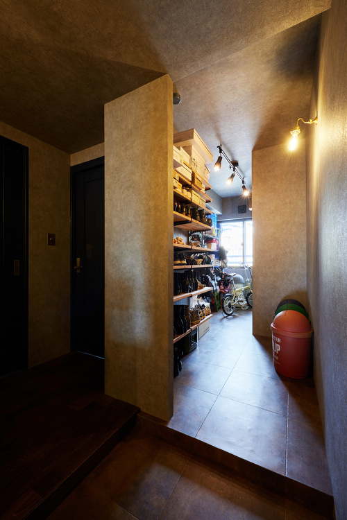 玄関の右側は大きな土間収納